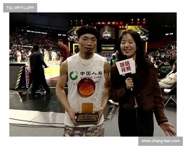 姚基金表演赛陈登星惊艳扣篮瞬间麦克朗目瞪口呆引全场欢呼 姚基金表演赛陈登星惊艳扣篮瞬间麦克朗目瞪口呆引全场欢呼